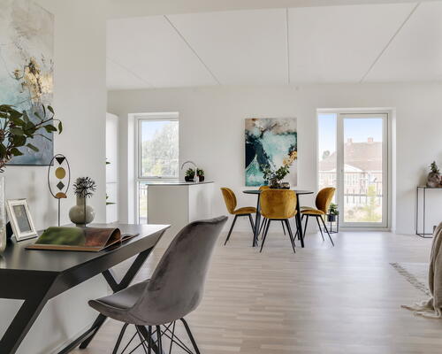 KUN 2 måneders depositium - Stor og lys hjørnelejlighed med fri udsigt