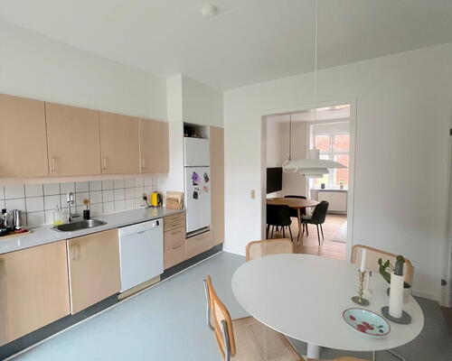 Stor og indbydende 3-værelses lejlighed med altan