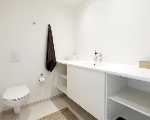 Flot 4-værelses rækkehus med god planløsning, ekstra opbevarings plads, to toiletter og dejlig sydvendt terrasse og have - Ingen bindingsperiode!