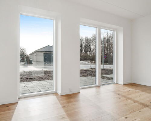 Flot 4-værelses rækkehus med god planløsning, ekstra opbevarings plads, to toiletter og dejlig sydvendt terrasse og have - Ingen bindingsperiode!