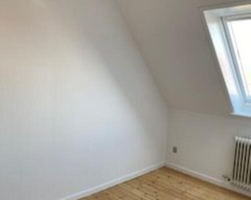 Hyggelig 2-vær taglejlighed med NYT køkken og hems. Huslejen er inkl. vand.