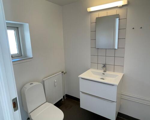 Nyrenoveret 2-værelses i 2 plan.