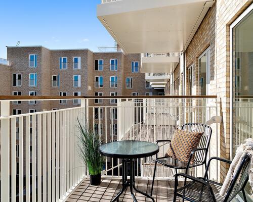 Syd-vest vendt altan med kig til vandet