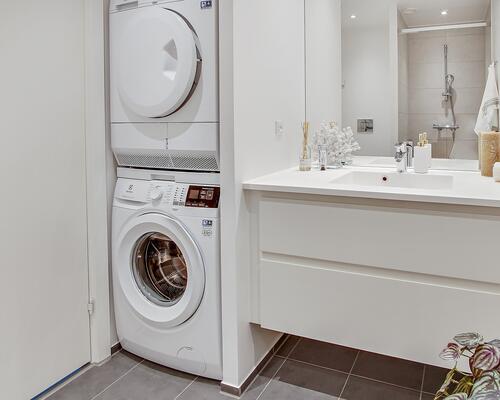 Syd-vest vendt altan med kig til vandet