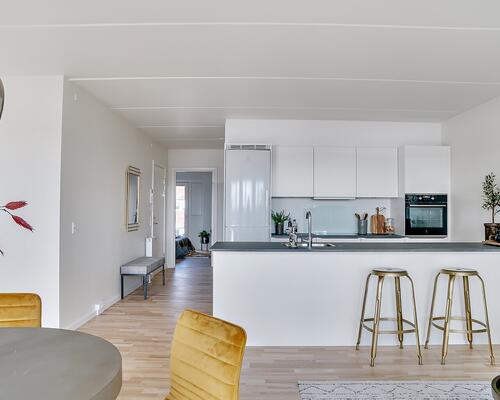 Syd-vest vendt altan med kig til vandet