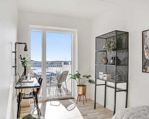 Syd-vest vendt altan med kig til vandet