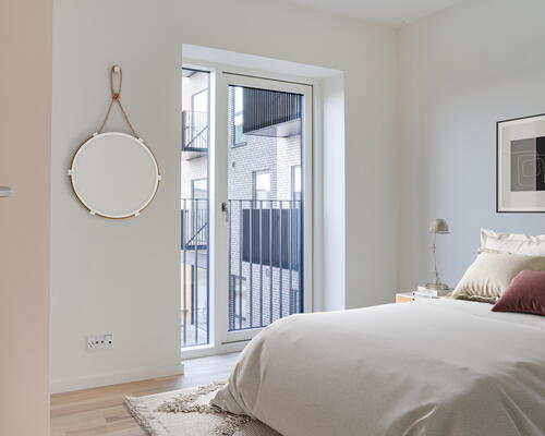 Stor og lys 2-værelses lejlighed med vestvendt altan