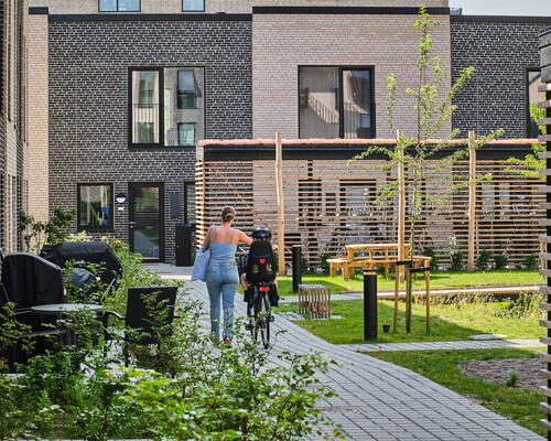 Stor og lys 2-værelses lejlighed med vestvendt altan