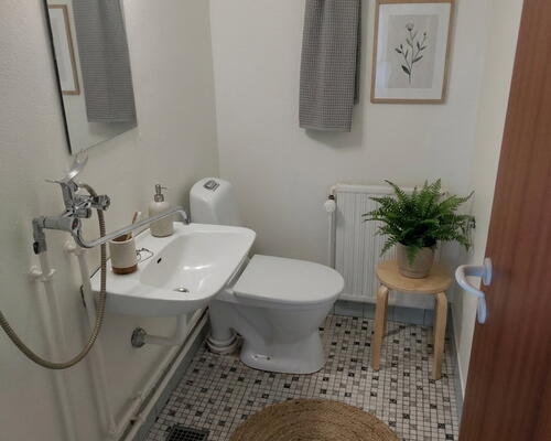 Lys 2-værelses med terrasse og parkering – tæt på indkøb, bus og idrætstilbud