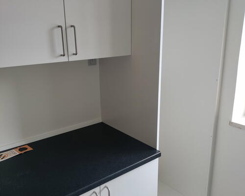 Lys 2-værelses med terrasse og parkering – tæt på indkøb, bus og idrætstilbud