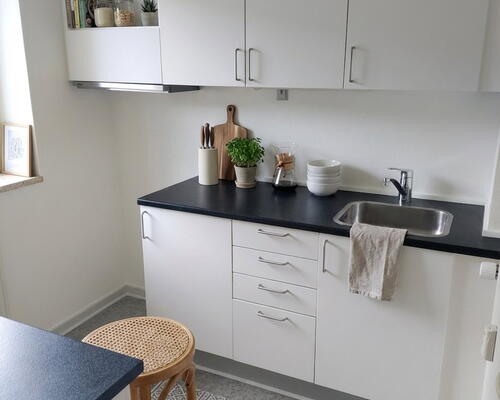 Lys 2-værelses med terrasse og parkering – tæt på indkøb, bus og idrætstilbud