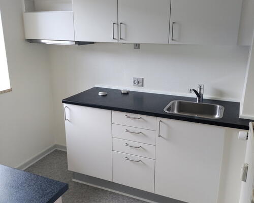 Lys 2-værelses med terrasse og parkering – tæt på indkøb, bus og idrætstilbud