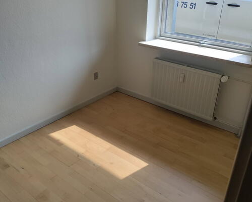 Lys 2-værelses med terrasse og parkering – tæt på indkøb, bus og idrætstilbud