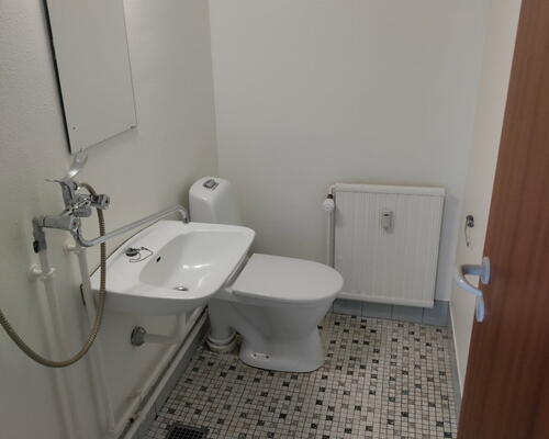 Lys 2-værelses med terrasse og parkering – tæt på indkøb, bus og idrætstilbud