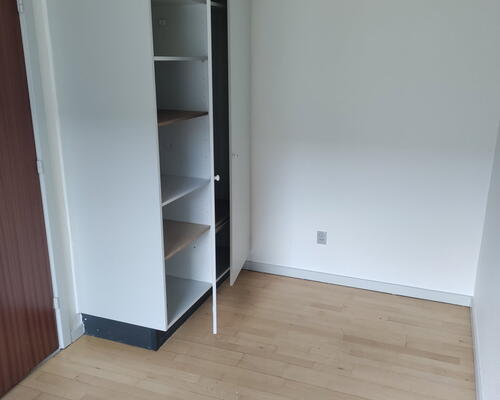 Lys 2-værelses med terrasse og parkering – tæt på indkøb, bus og idrætstilbud