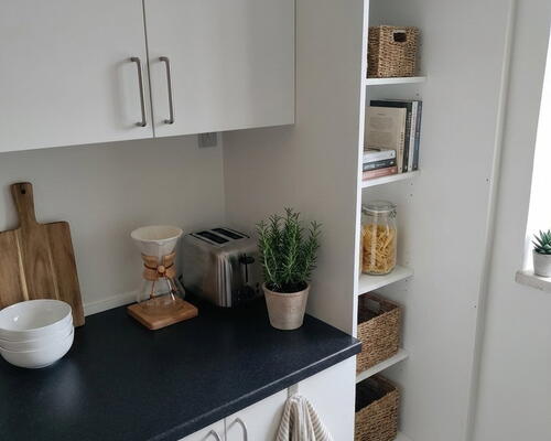 Lys 2-værelses med terrasse og parkering – tæt på indkøb, bus og idrætstilbud