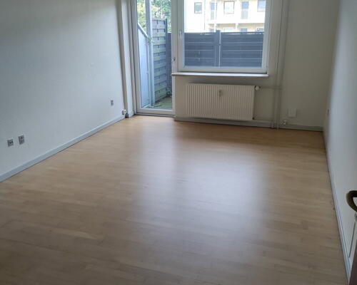 Lys 2-værelses med terrasse og parkering – tæt på indkøb, bus og idrætstilbud