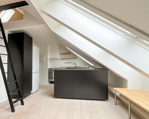 Lys og rummelig 1ér på kvisten