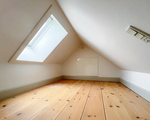 Lys og rummelig 1ér på kvisten