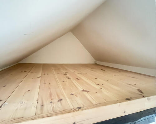 Lys og rummelig 1ér på kvisten