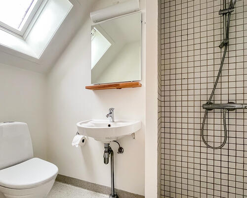 Lys og rummelig 1ér på kvisten