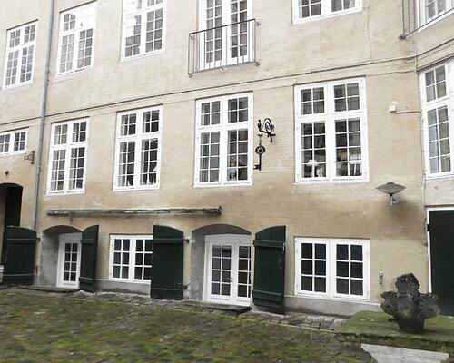 Nydelig lejlighed ugenert beliggende med direkte udgang til gårdanlæg - beliggende et stenkast til Kongens Have og parkeringsområde.