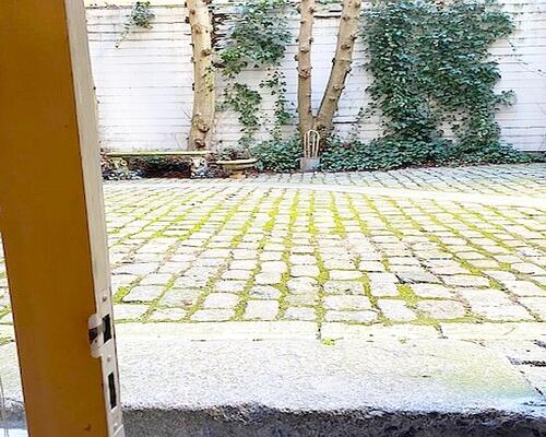 Nydelig lejlighed ugenert beliggende med direkte udgang til gårdanlæg - beliggende et stenkast til Kongens Have og parkeringsområde.