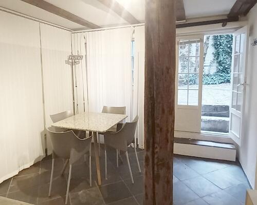 Nydelig lejlighed ugenert beliggende med direkte udgang til gårdanlæg - beliggende et stenkast til Kongens Have og parkeringsområde.