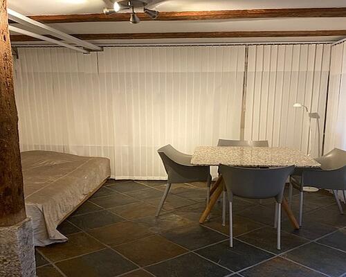 Nydelig lejlighed ugenert beliggende med direkte udgang til gårdanlæg - beliggende et stenkast til Kongens Have og parkeringsområde.