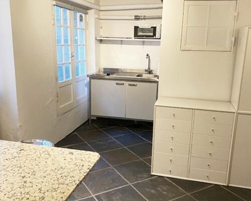 Nydelig lejlighed ugenert beliggende med direkte udgang til gårdanlæg - beliggende et stenkast til Kongens Have og parkeringsområde.