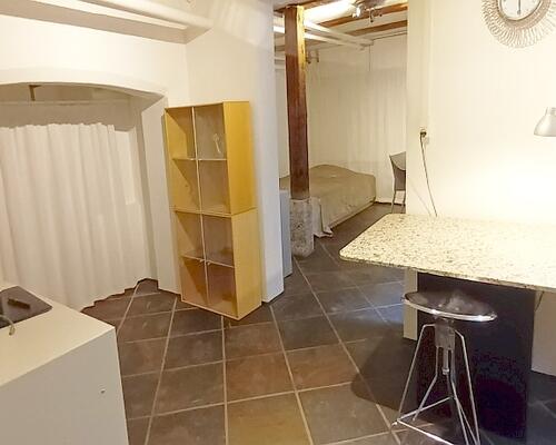 Nydelig lejlighed ugenert beliggende med direkte udgang til gårdanlæg - beliggende et stenkast til Kongens Have og parkeringsområde.