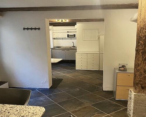 Nydelig lejlighed ugenert beliggende med direkte udgang til gårdanlæg - beliggende et stenkast til Kongens Have og parkeringsområde.