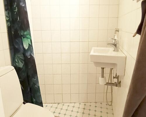 Nydelig lejlighed ugenert beliggende med direkte udgang til gårdanlæg - beliggende et stenkast til Kongens Have og parkeringsområde.