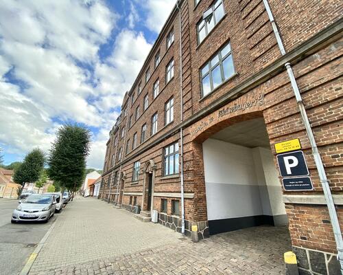 Indbydende lejlighed nær strand og byliv