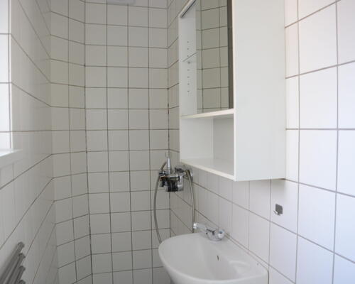 Indbydende lejlighed nær strand og byliv