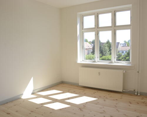 Indbydende lejlighed nær strand og byliv