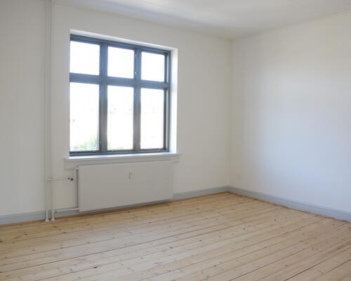 Indbydende lejlighed nær strand og byliv