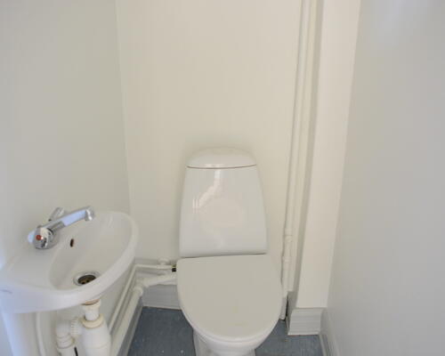 Indbydende lejlighed nær strand og byliv