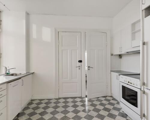 Smuk herskabslejlighed i Kongensgade med 2 altaner