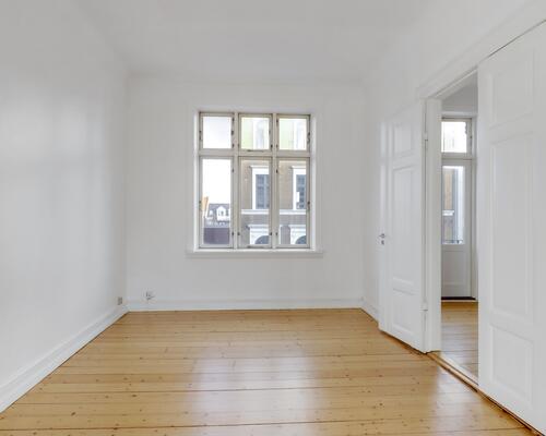 Smuk herskabslejlighed i Kongensgade med 2 altaner