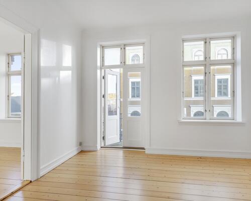 Smuk herskabslejlighed i Kongensgade med 2 altaner