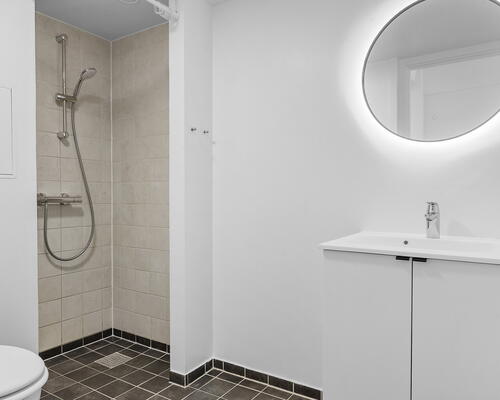 Stor 2-værelses perfekt placeret i Odense C! - KUN 1 MÅNEDS DEPOSITUM