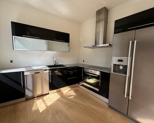 Moderne 2-værelses lejlighed med altan i hjertet af Odense