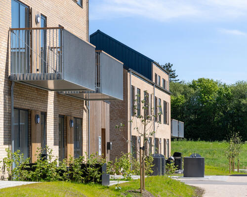 TO PLANS RÆKKEHUS TIL HELE FAMILIEN I SKØNNE OMGIVELSER