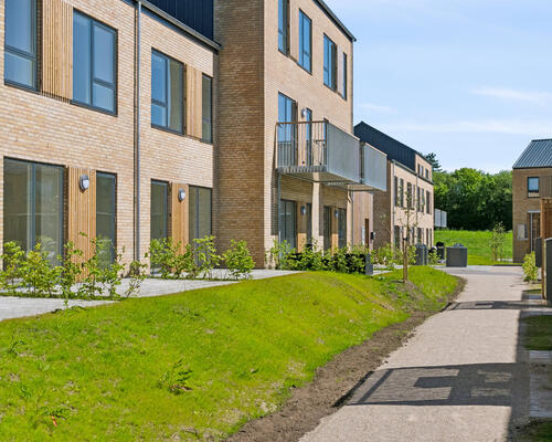 TO PLANS RÆKKEHUS TIL HELE FAMILIEN I SKØNNE OMGIVELSER