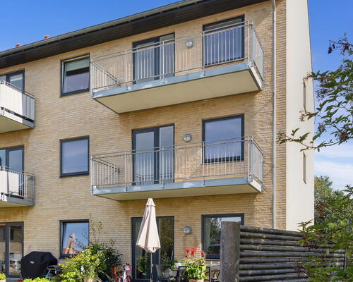 Moderne boliger i Tækkerhusene, Hillerød: Elevator og privat altan. Perfekt beliggenhed ved både natur og by liv