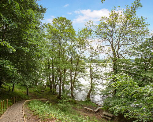 Stor og rummelig 4-vær. stuelejlighed ved Furesø med privat terrasse. Stort depotrum i kælderen og 2 badeværelser!