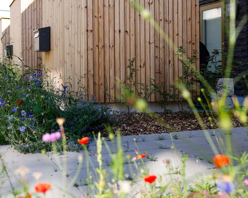 Rummelig 2-værelses bolig med egen altan, gulvarme i hele boligen og alt i hårde hvidevarer - Ingen bindingsperiode!