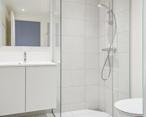 Lys 4-værelses bolig med god plads, stor solrig altan og gulvarme i hele boligen - Ingen bindingsperiode!