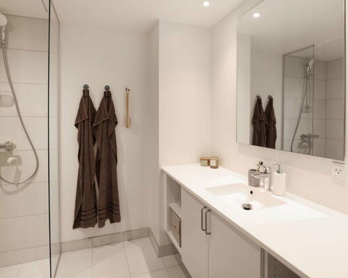 Flot 4-værelses rækkehus med lyst materialevalg, ekstra opbevarings plads og dejlig sydvendt terrasse og have - Ingen bindingsperiode!